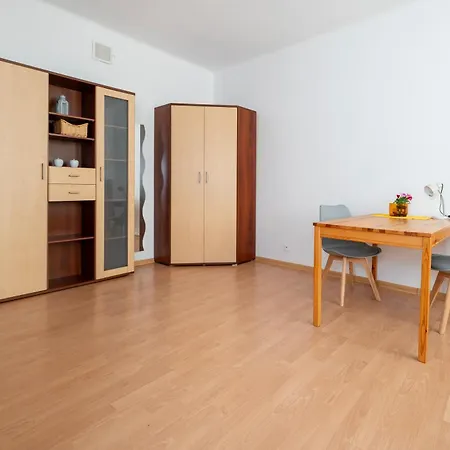 Uniwersytecka Standard By Bookinghost * Łódź