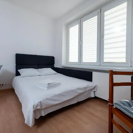 Uniwersytecka Standard By Bookinghost * Łódź