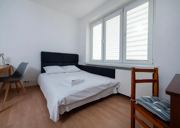 Uniwersytecka Standard By Bookinghost * Łódź